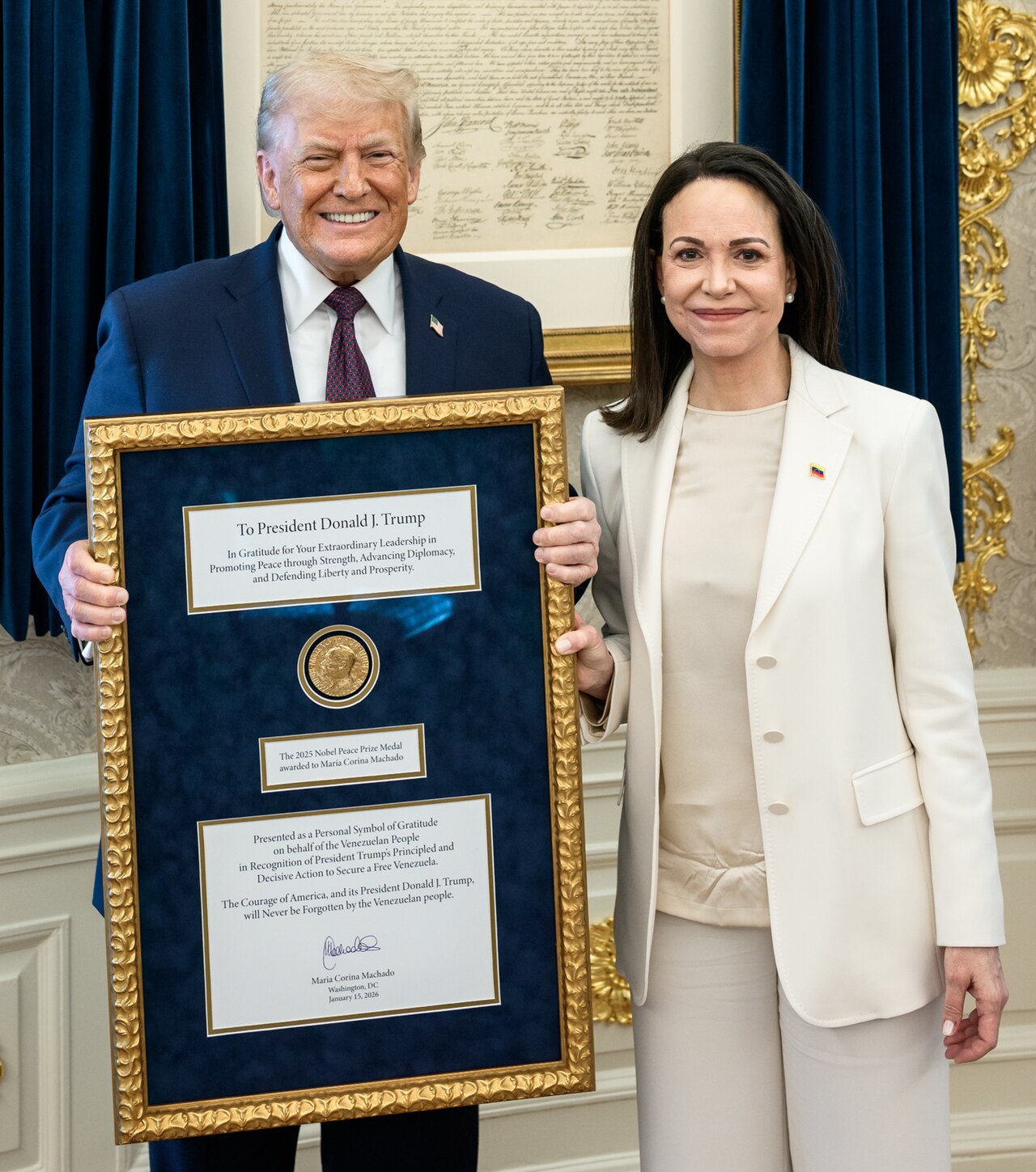 Machado entrega su Nobel a Trump como simbólico histórico