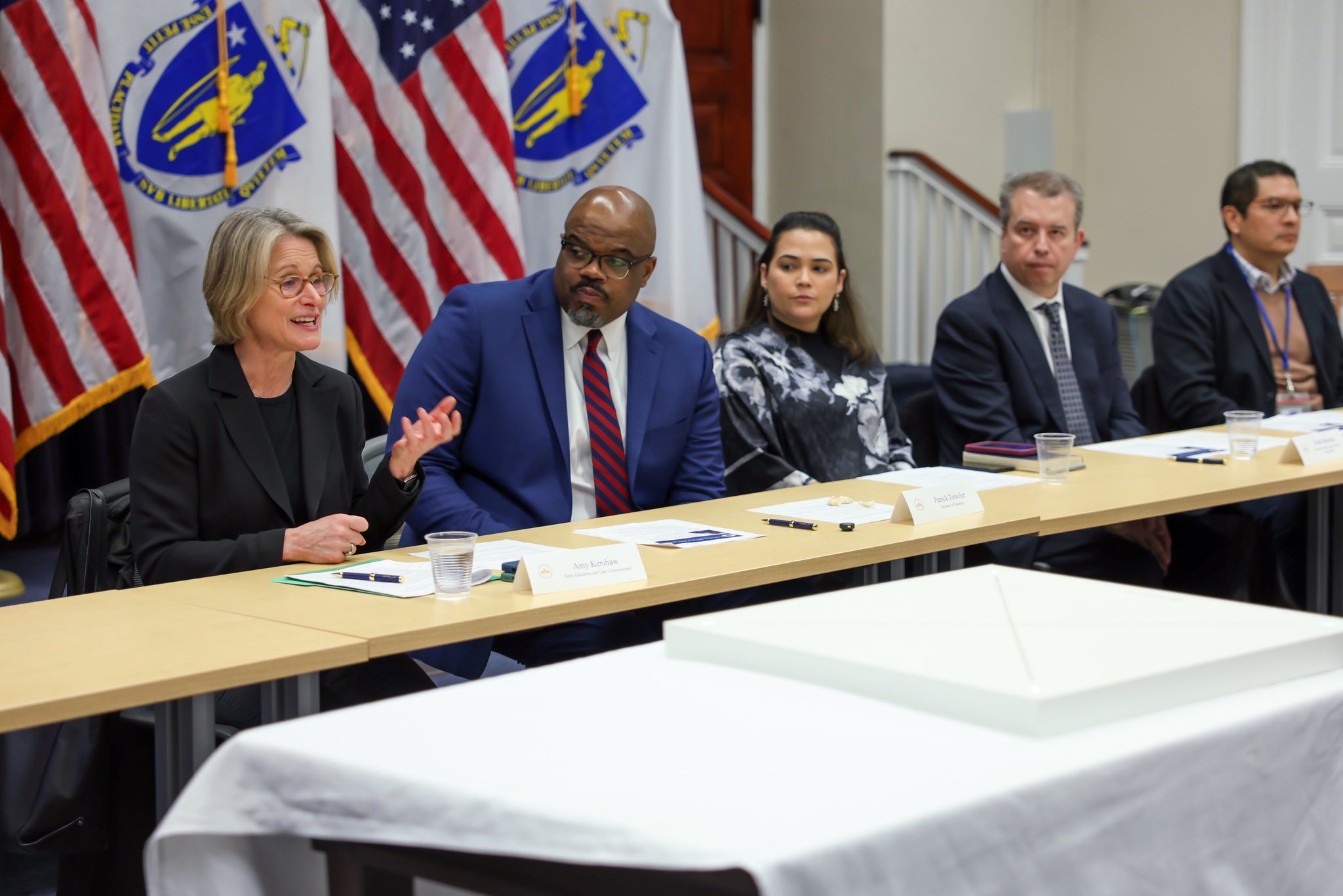 Panel multicultural líderes educativos inversiones-educación-equitativa-Massachusetts State House presenta programas gratuitos todas comunidades