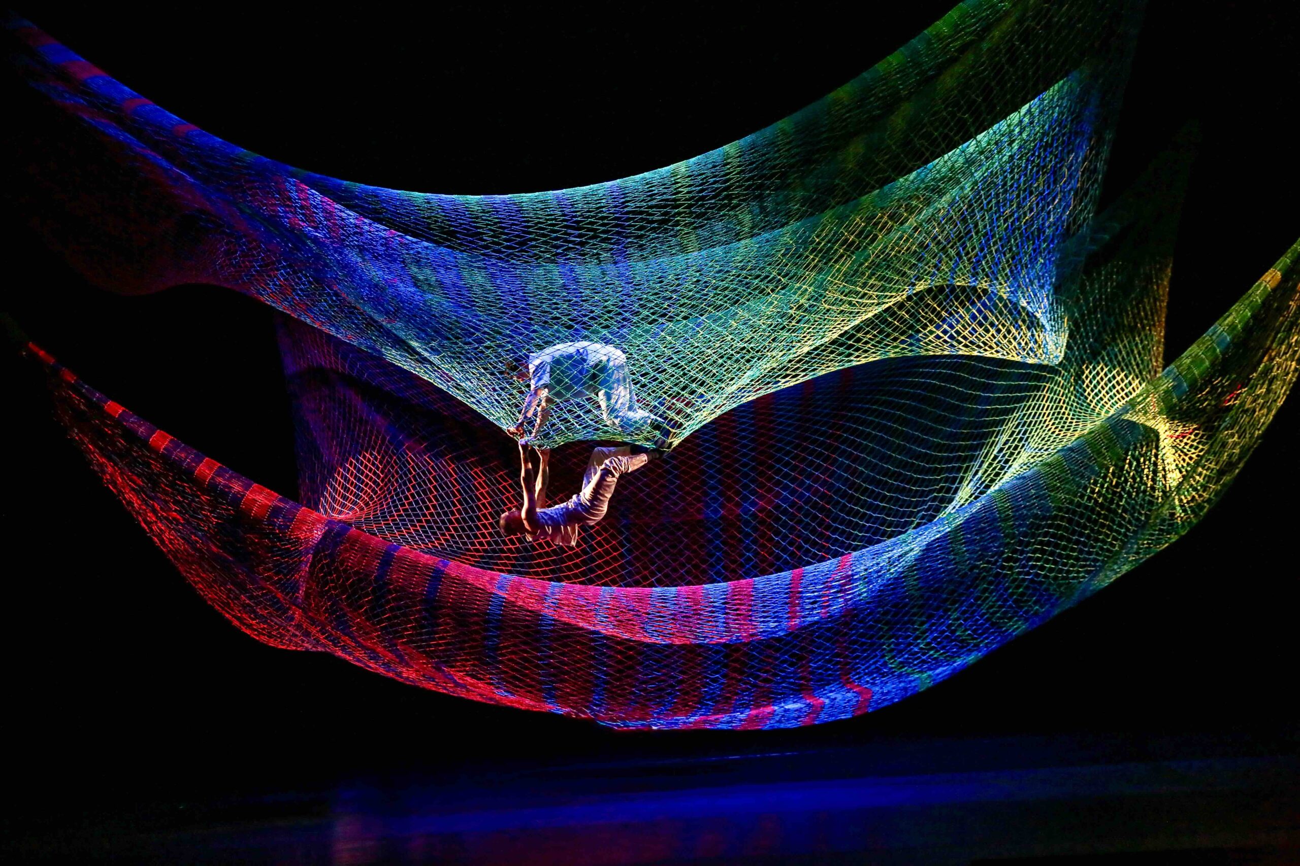 Performers multidisciplinarios de Noli-Timere moviéndose sobre escultura de red suspendida a 25 pies de altura en Emerson Cutler Majestic Theatre