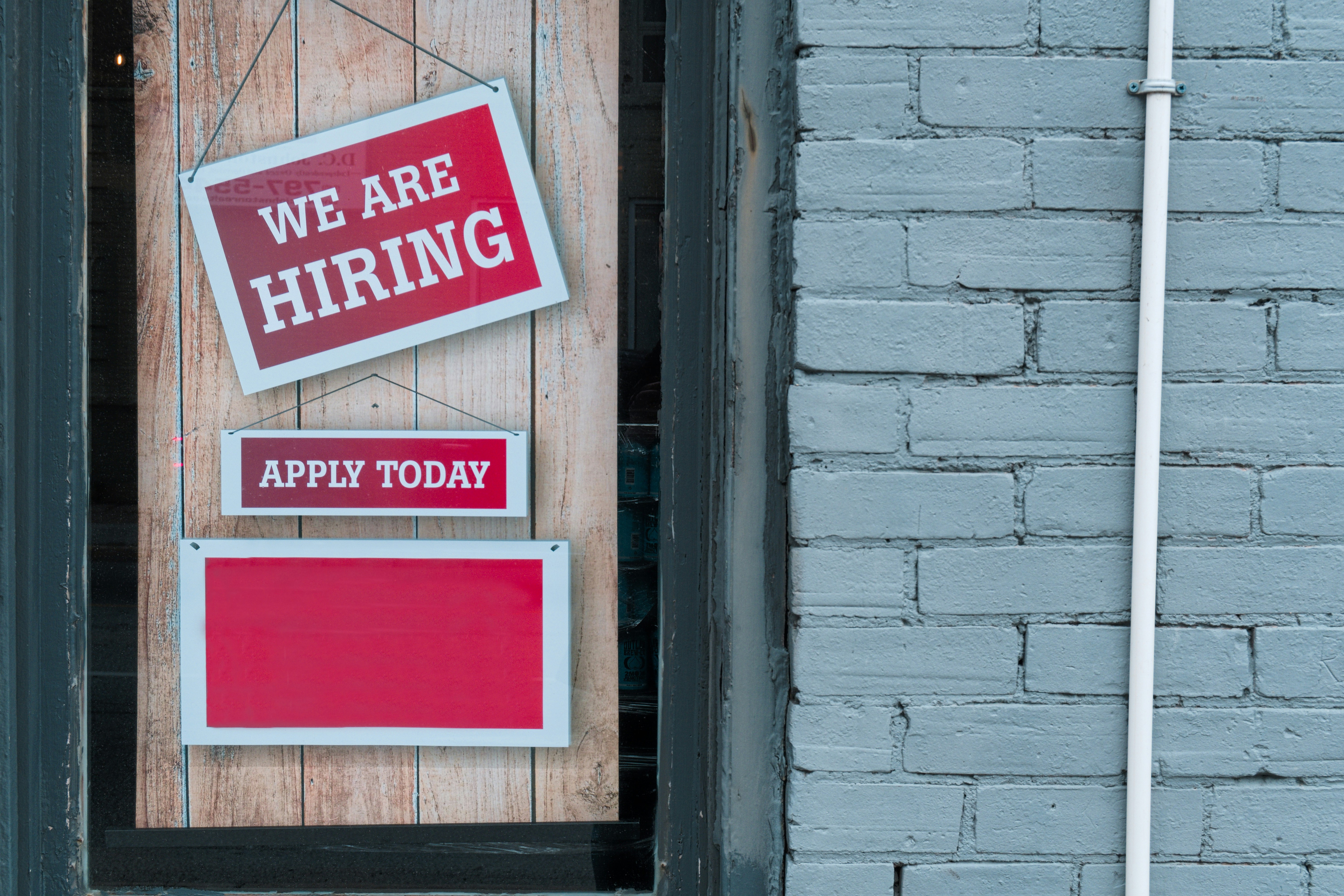 Estados Unidos crea 57.000 empleos y reduce el desempleo